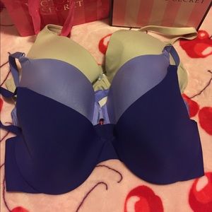 3Victoria’s Secret bras