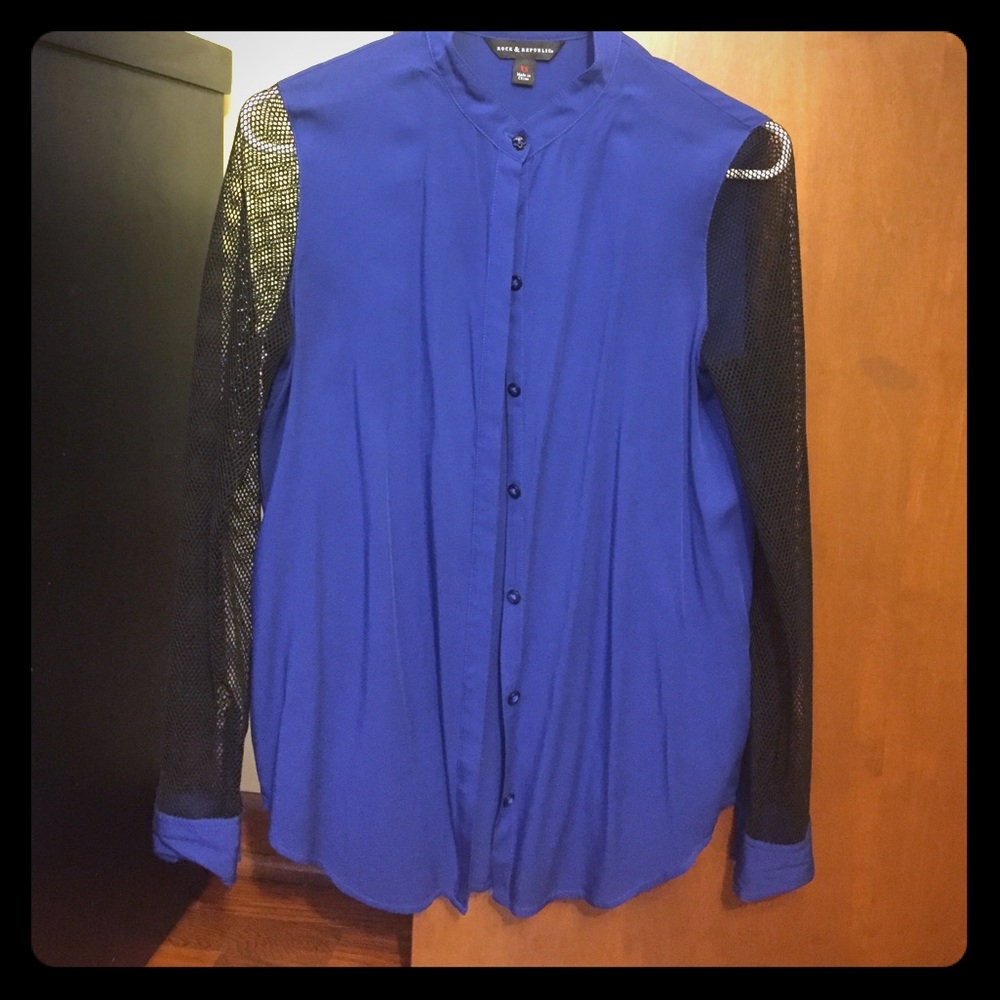 Navy blue polyester shirt with mesh arms sleeves