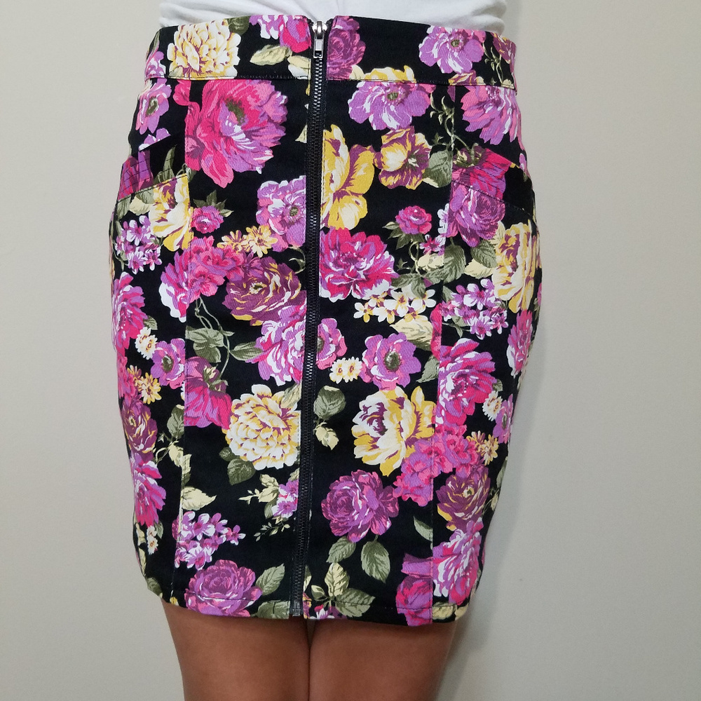 Forever 21 Fitted Floral Mini Pencil Skirt Small