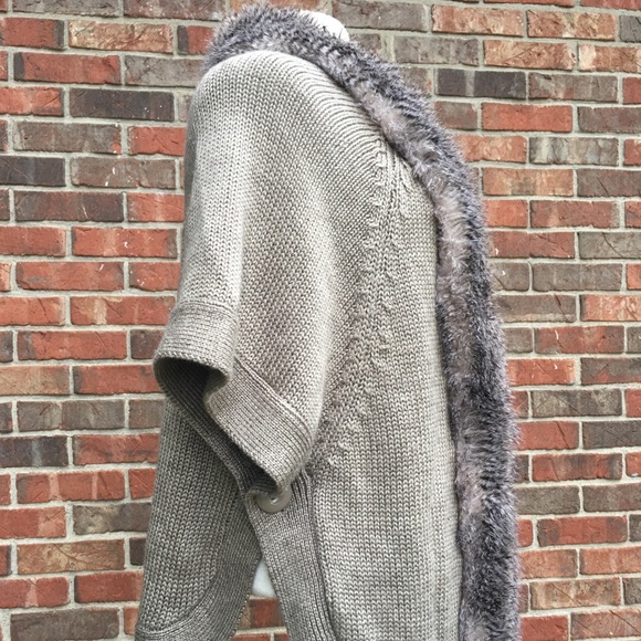 Alberto Makali faux fur acrylic/wool vest shaw - Picture 2 of 8