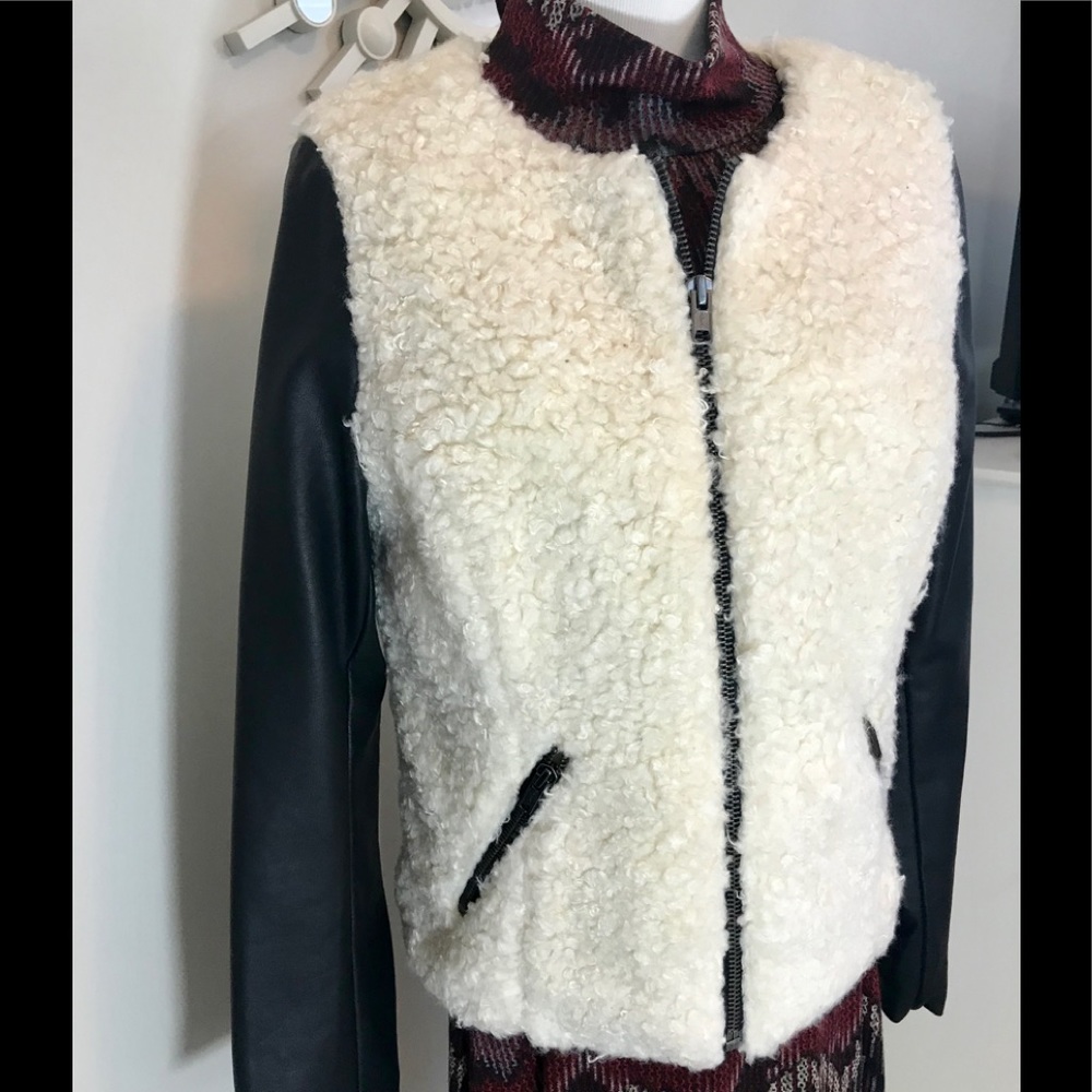 AMERICAN EAGLE BOMBER JACKET. CREAM AND BLACK EUC