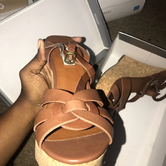 Jessica Simpson Tan Heels - Picture 2 of 2