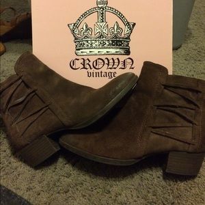 Size 8.5 brown leather upper booties