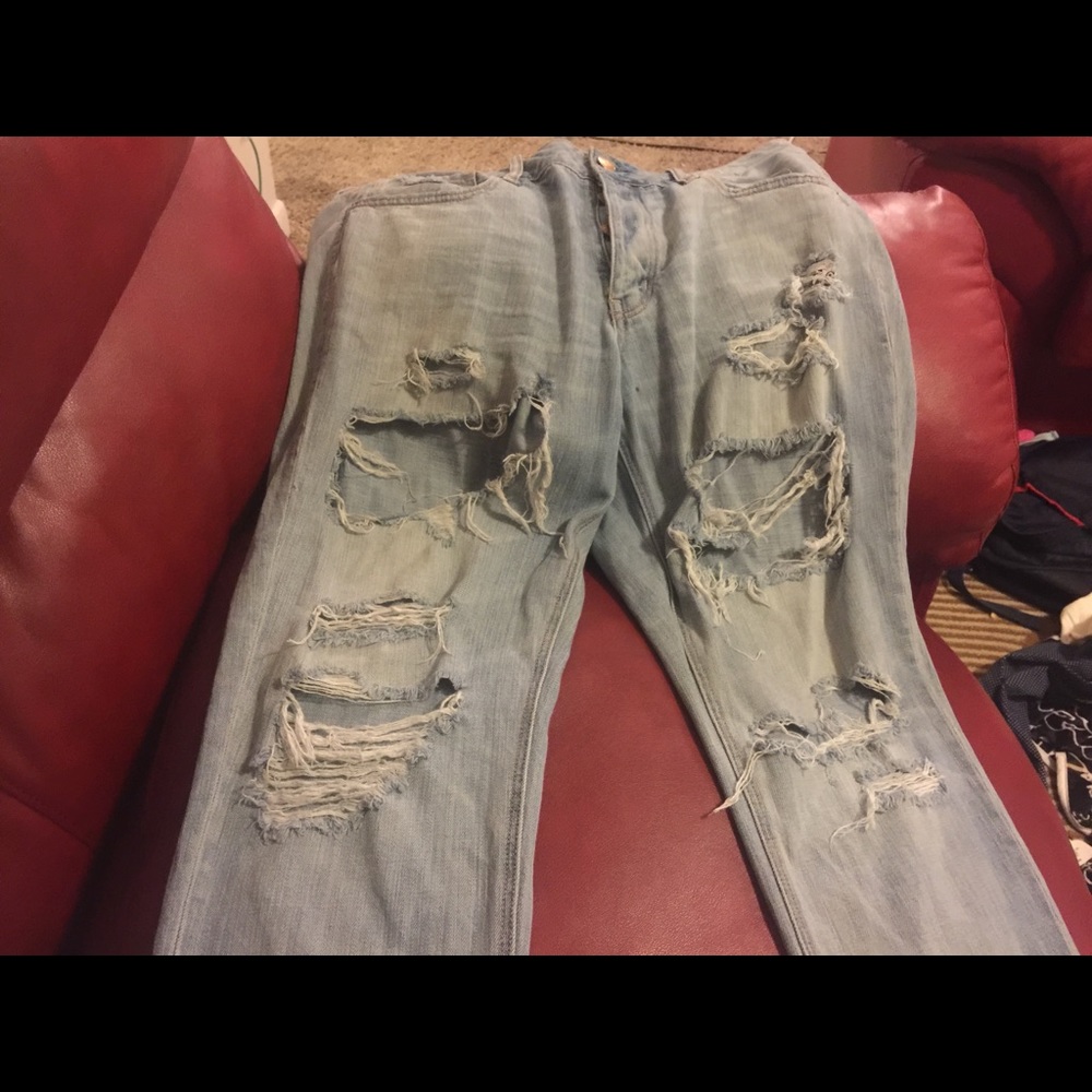 AMERICAN EAGLE RIPPED JEANS