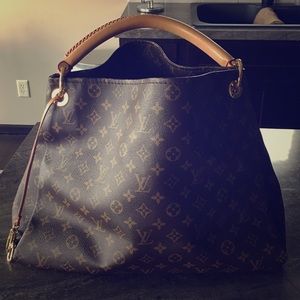 Authentic Lou Vuitton Artsy Purse