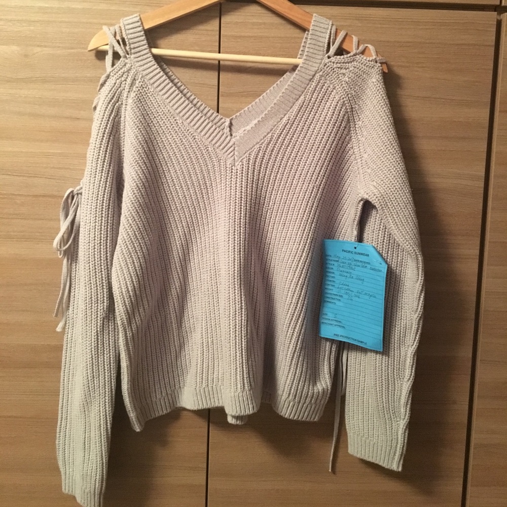 L.A HEARTS sweater w. shoulder cutout