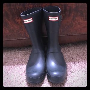 Navy blue hunter rain boots.