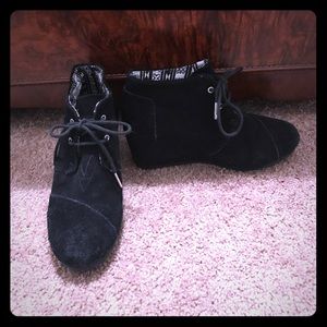 Tom’s black booties