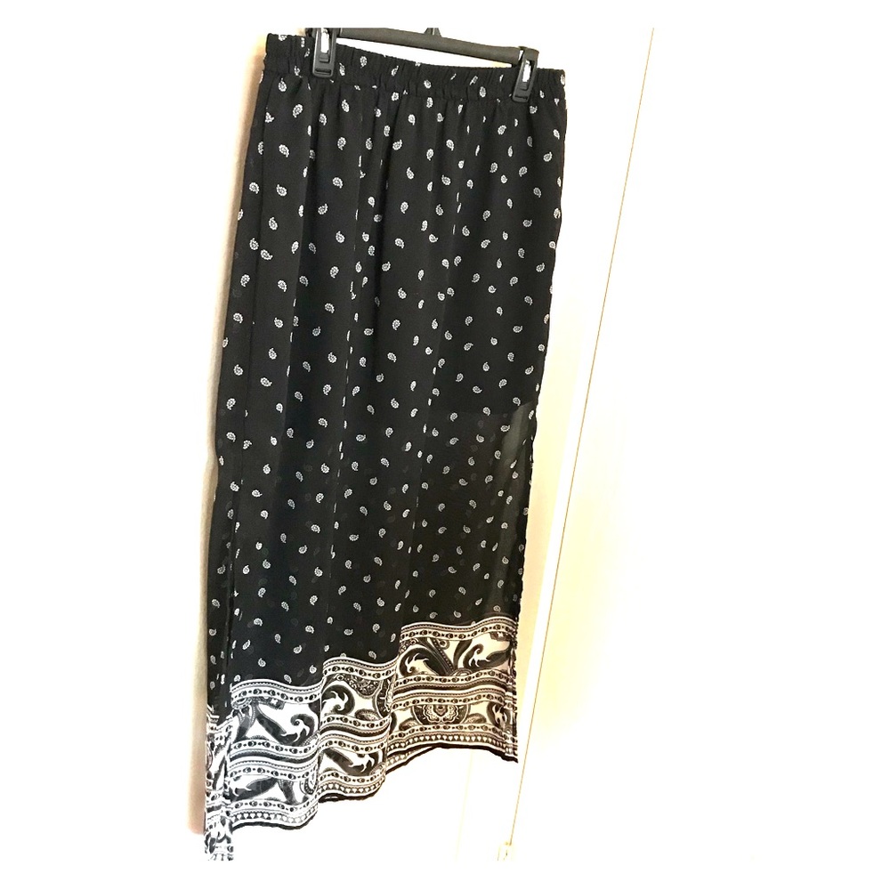 ⭐️SOLD⭐️ Black & White Paisley Skirt