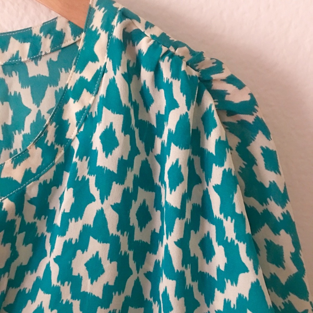 Patterned V-neck blouse - Picture 3 of 3