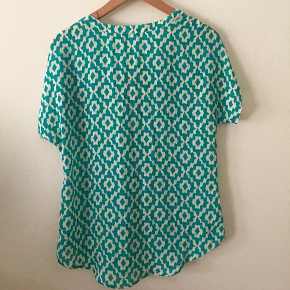 Patterned V-neck blouse - Picture 2 of 3
