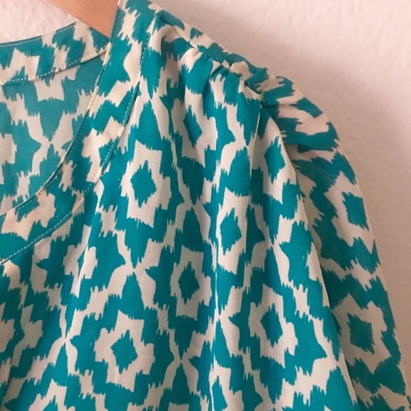 Patterned V-neck blouse - Picture 3 of 3