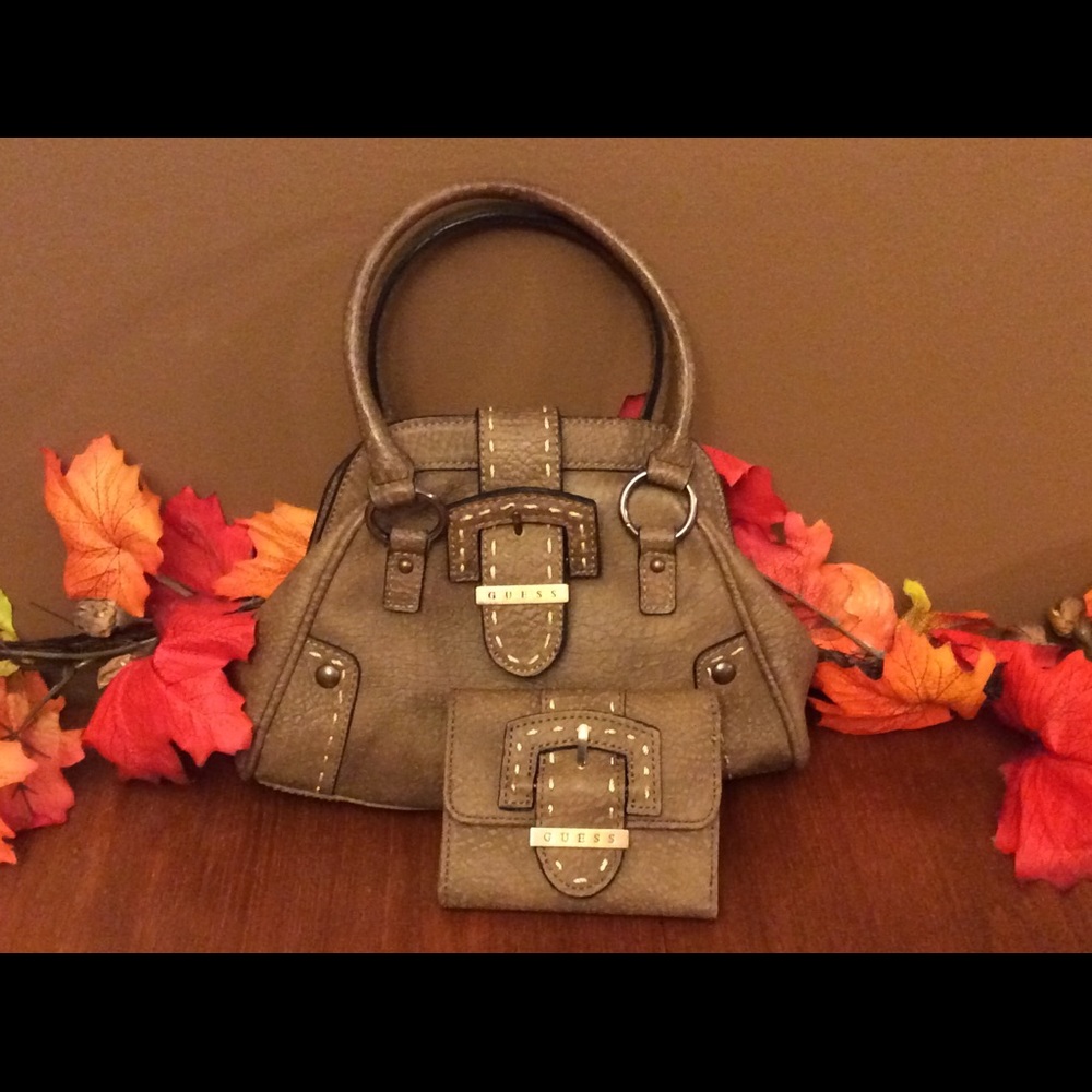 Super cute Guess purse with matching wallet!!