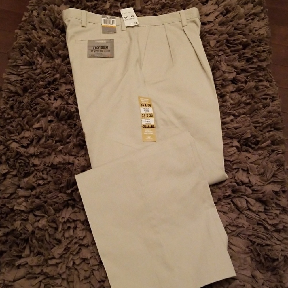 Dockers Classic Fit Pleated Easy Khaki