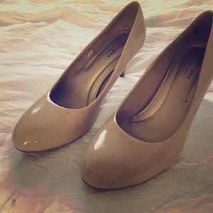 Beautiful Comfort Plus nude patent leather shoes.
