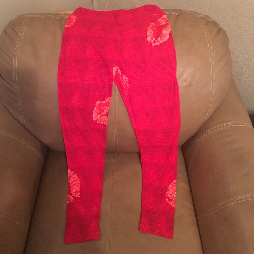 LuLaRoe Valentines leggings with Lips, X’s and O’s