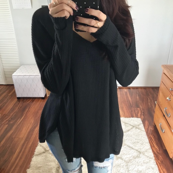 LAST 1 • Maren Oversized Waffle V Neck - Black - Picture 3 of 7