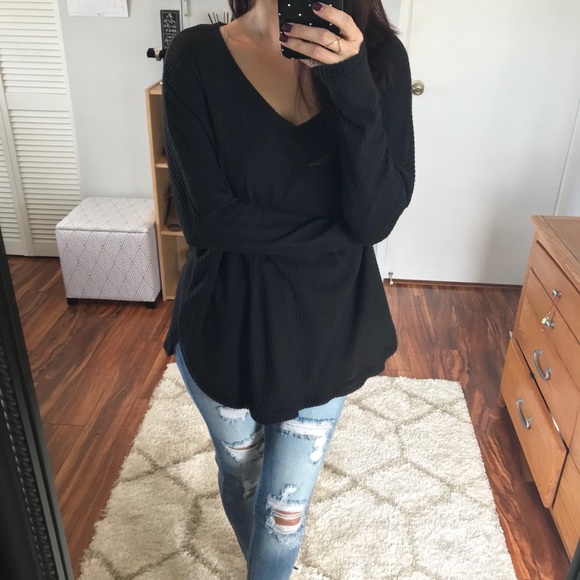 LAST 1 • Maren Oversized Waffle V Neck - Black - Picture 4 of 7