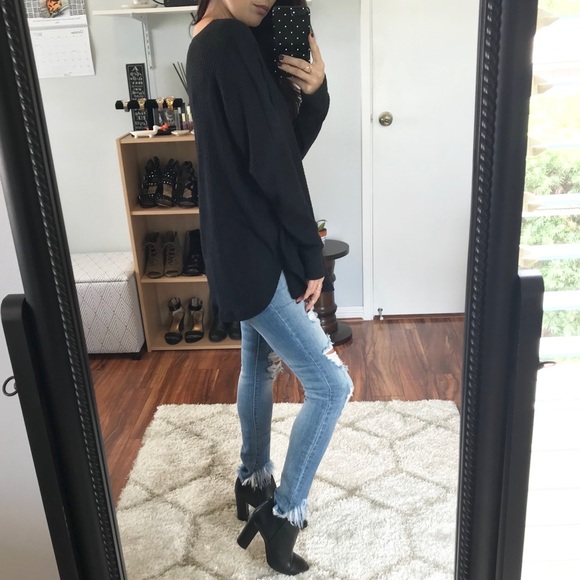 LAST 1 • Maren Oversized Waffle V Neck - Black - Picture 6 of 7