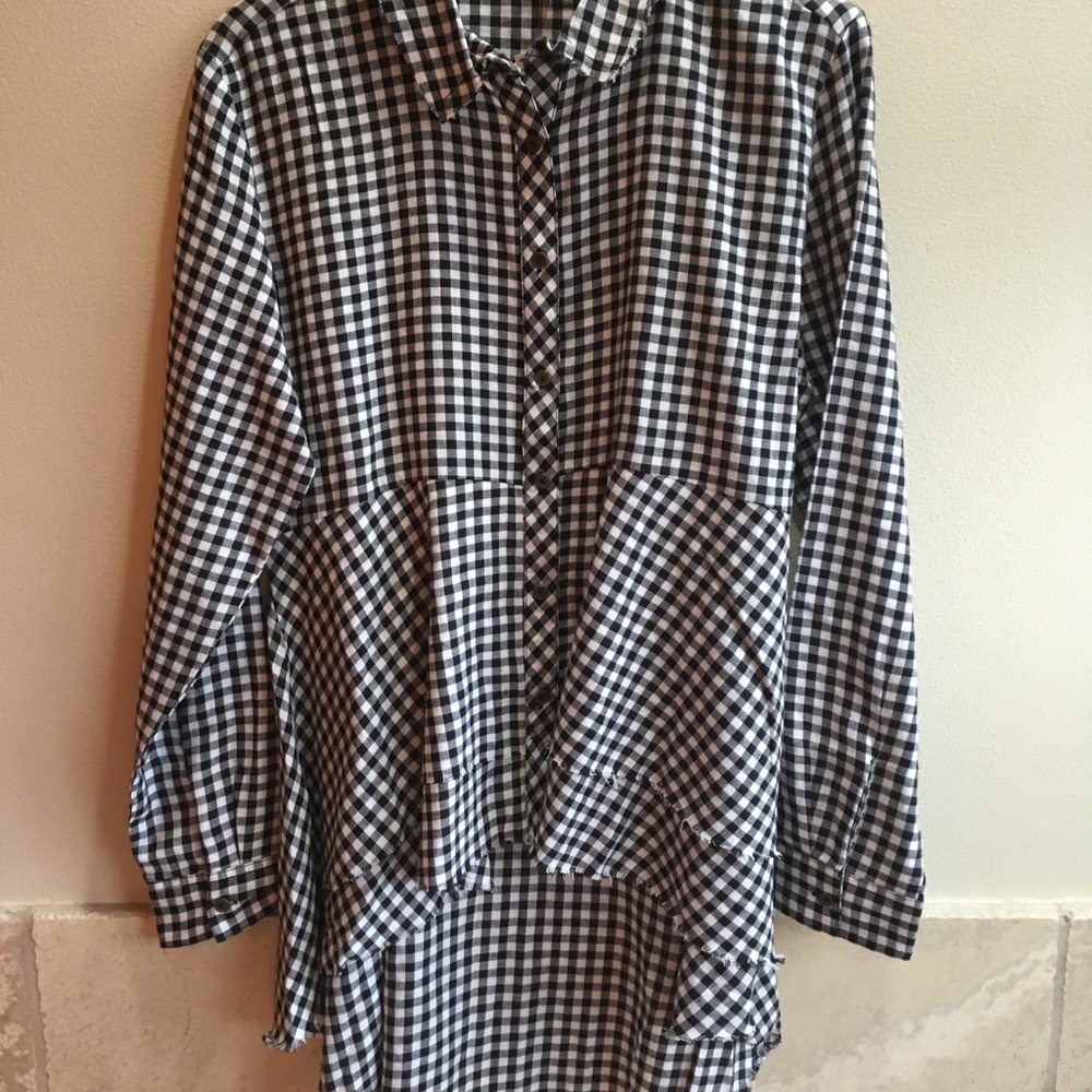 LAST CHANCE Japna blackwhite shirt w/sharkbite hem