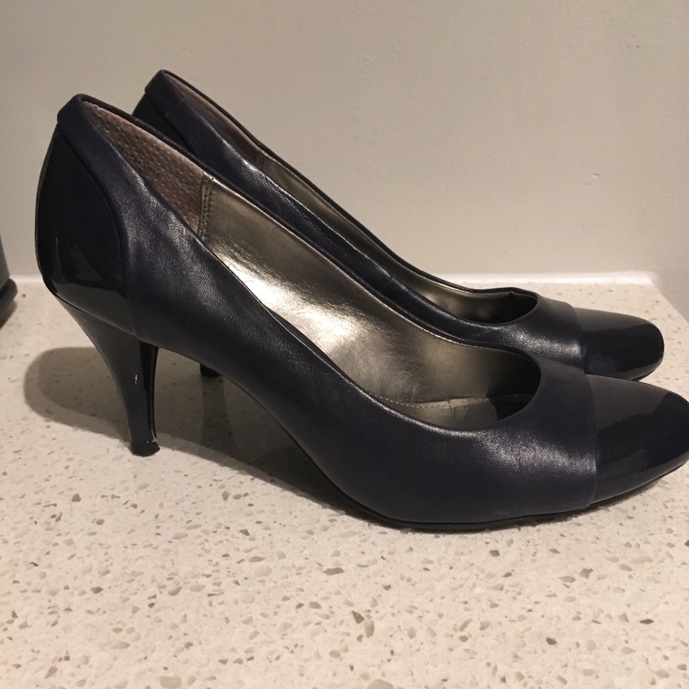 Navy pumps