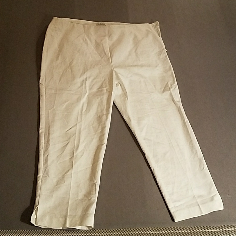 White SO slimming by Chicos Capri pants