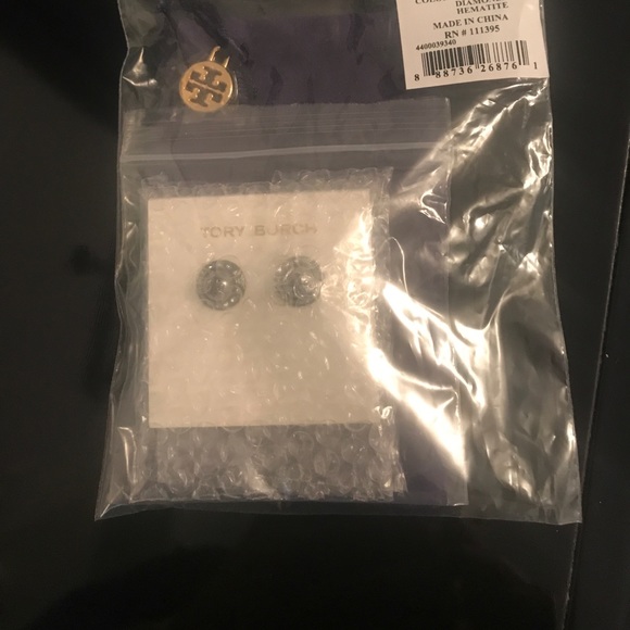 Tory Burch ‘Natalie’ Stud Earring Gray/Metallic - Picture 3 of 7