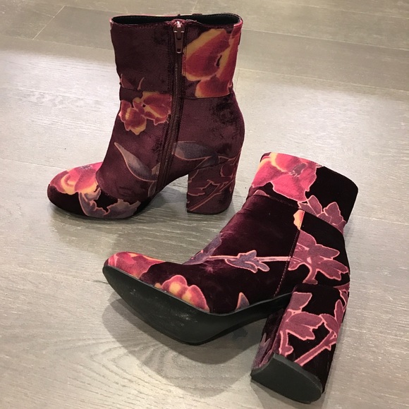 Lightly worn Steve Madden multi color bootie sz7 - Picture 7 of 8