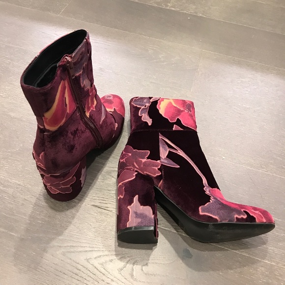 Lightly worn Steve Madden multi color bootie sz7 - Picture 4 of 8