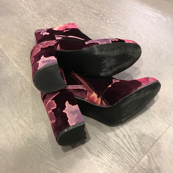 Lightly worn Steve Madden multi color bootie sz7 - Picture 8 of 8