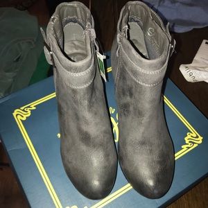 Sbicca NWT gray wedge booties