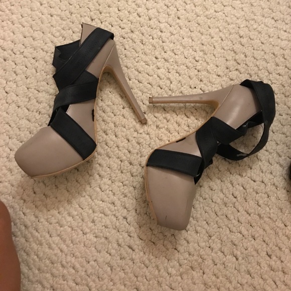 Black strap nude pumps - Picture 2 of 3