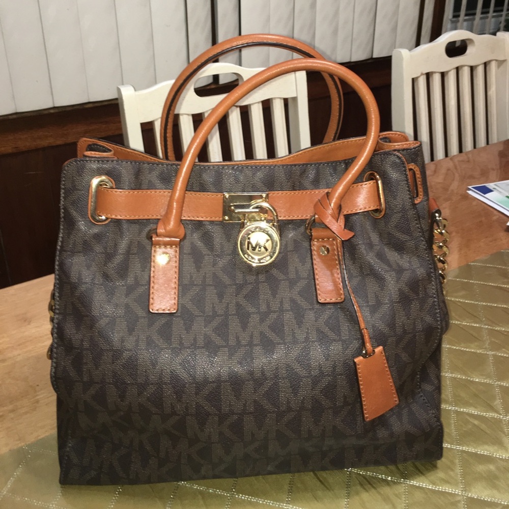 BARELY WORN AUTHENTIC MICHAEL KORS BAG.