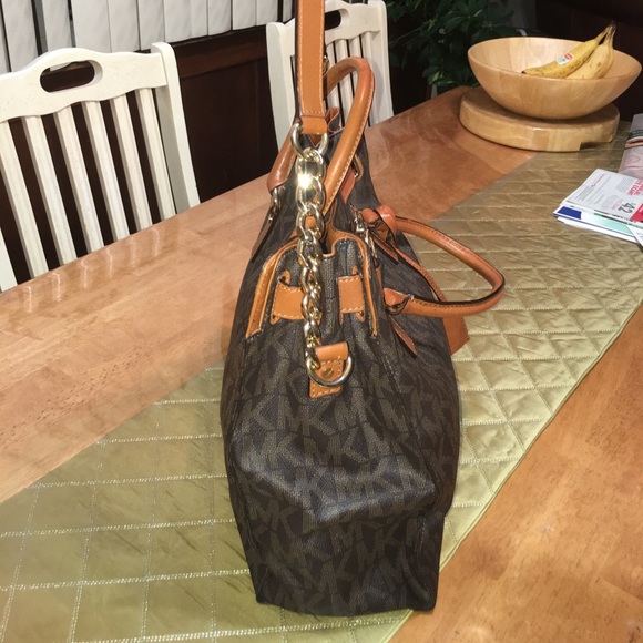 BARELY WORN AUTHENTIC MICHAEL KORS BAG. - Picture 2 of 3
