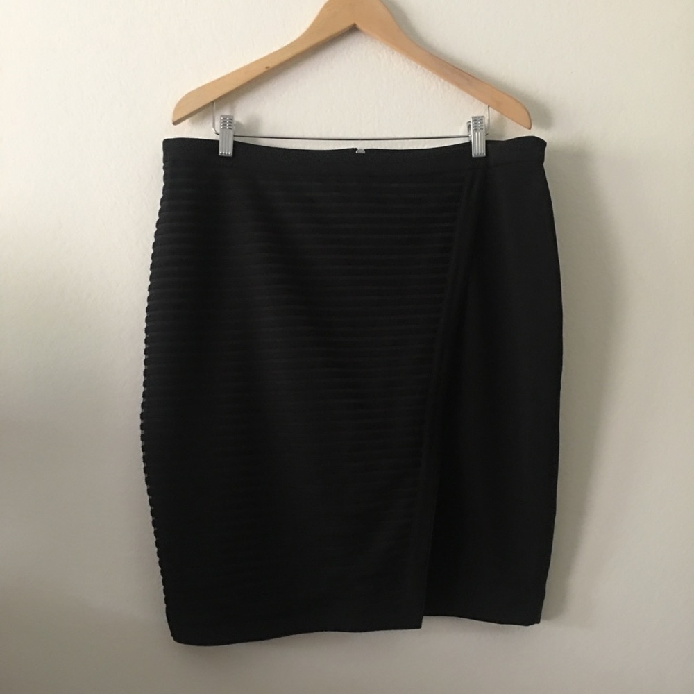 Limited black ribbed skirt