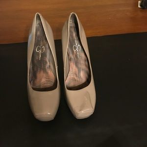 Jessica Simpson pumps