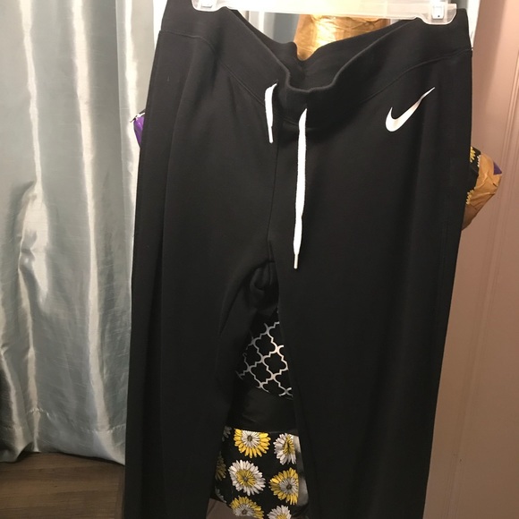Nike Pants - Women’s Nike Capri sweats