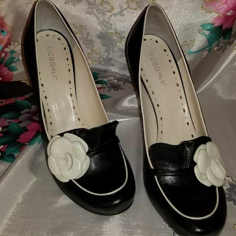 Cute pin up flower detail round toe 4" heel pumps