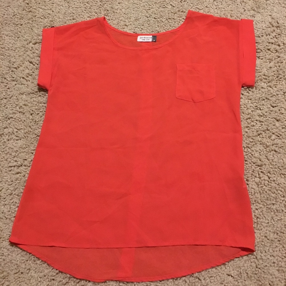 Size M NEW Top w/Button Accents