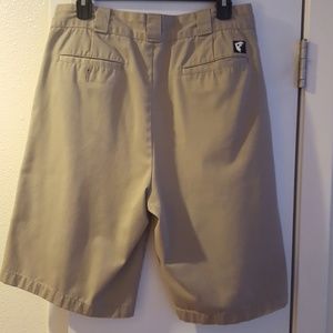 Famous, kahki shorts sz 32