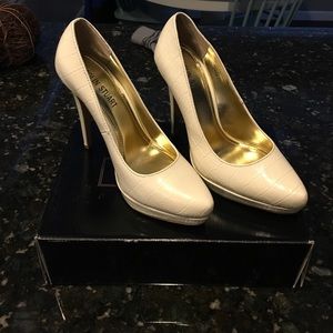 NWT Colin Stuart Heels