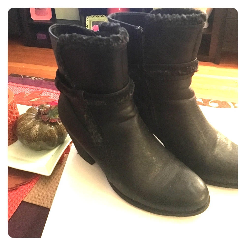 Black booties with faux fur detail