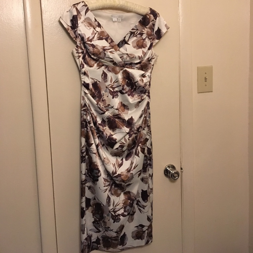 London Times cap-sleeve floral satin dress