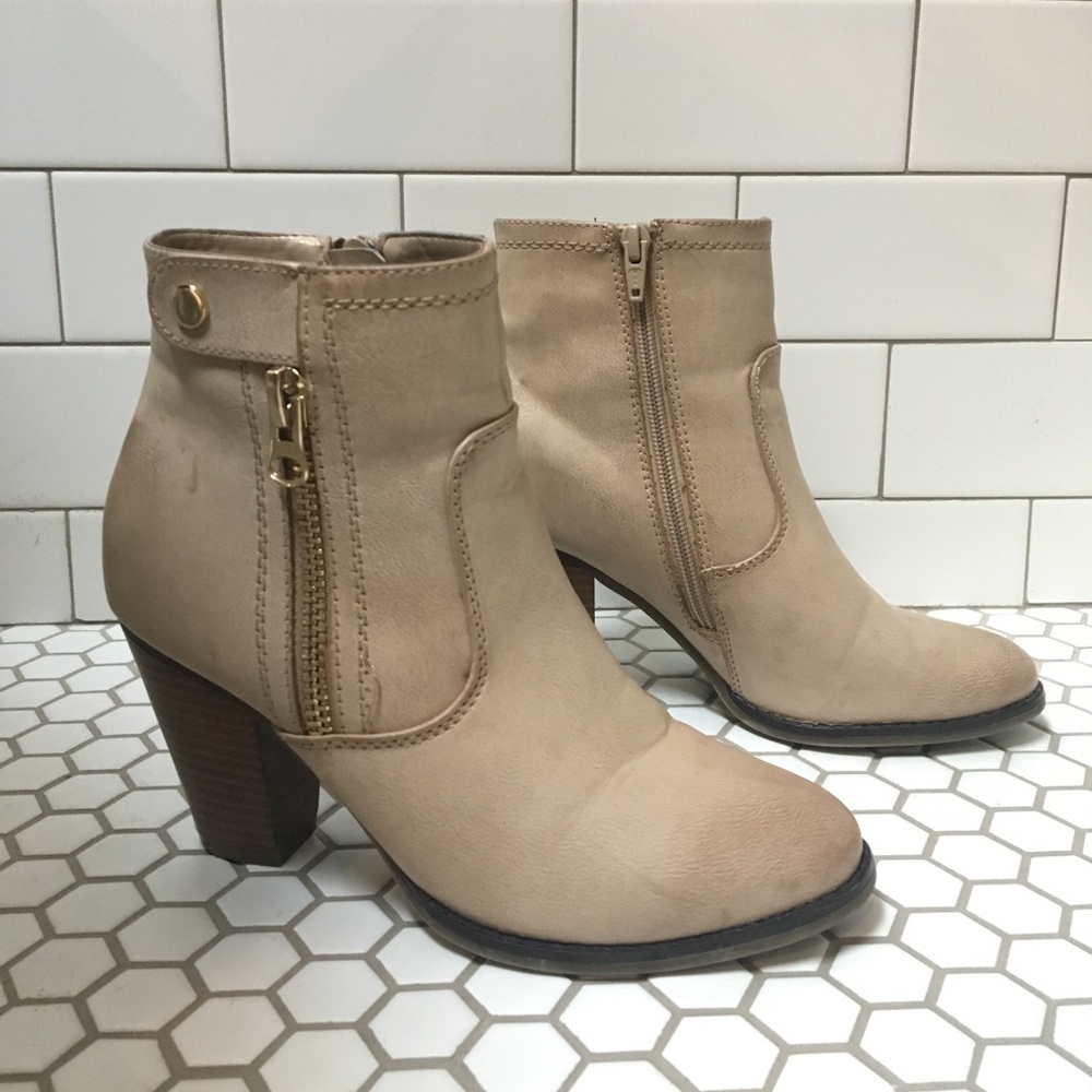 Tan ankle boots // gold accents