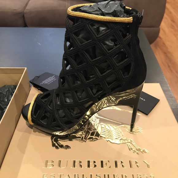 Burberry boots size euro 37. Us 6.5 - Picture 2 of 2