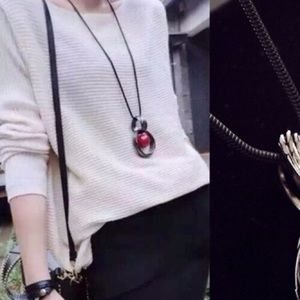 Long necklace with a big ball in red or white