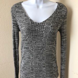 NWOT Beautiful sweater size S stretchy