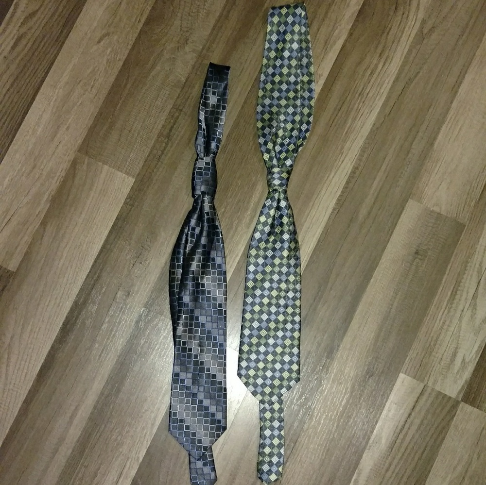 Set of 2 men's ties ONLY WORN ONCE