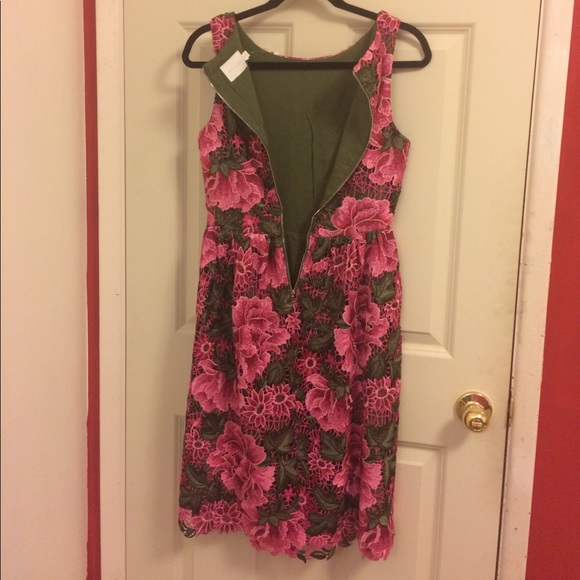 Quaint pink floral embroidered fitted dress - Picture 3 of 3