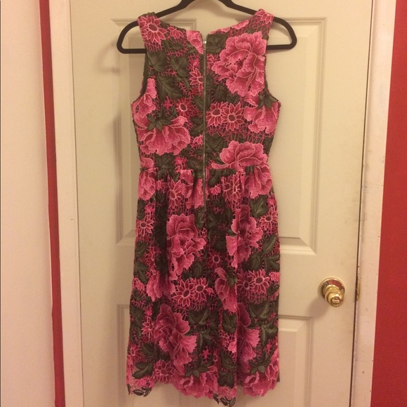 Quaint pink floral embroidered fitted dress - Picture 2 of 3